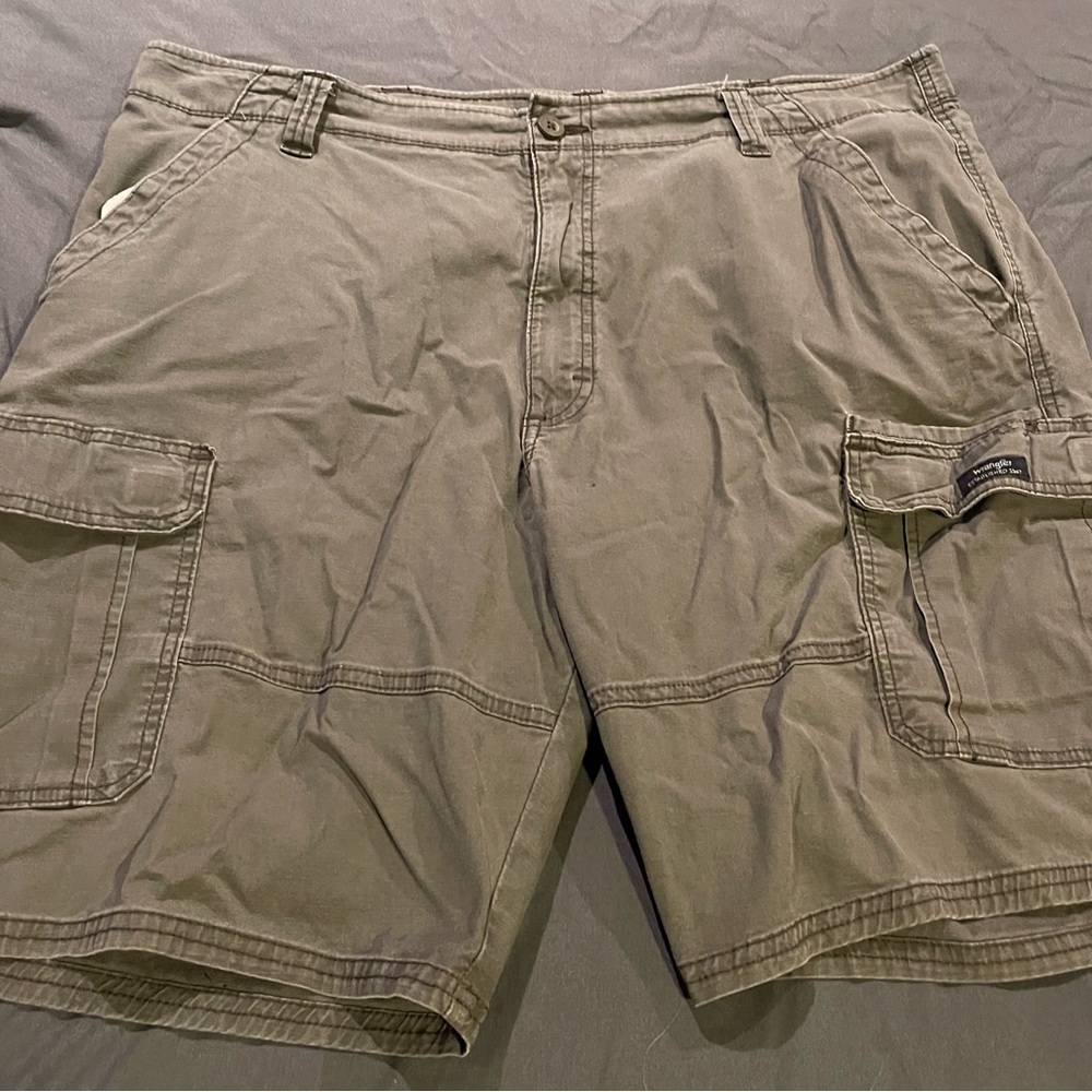Men’s Wrangler cargo shorts size 40